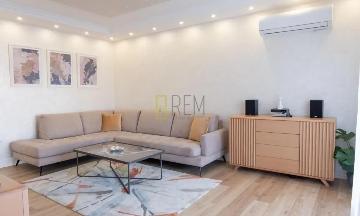 Izdavanje, dvosoban stan, 82m², Centar, Podgorica