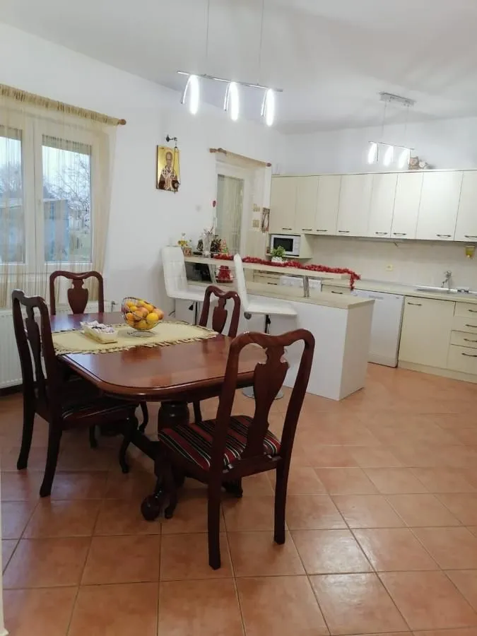 Prodaja, kuća, 350m², Tološi, Podgorica