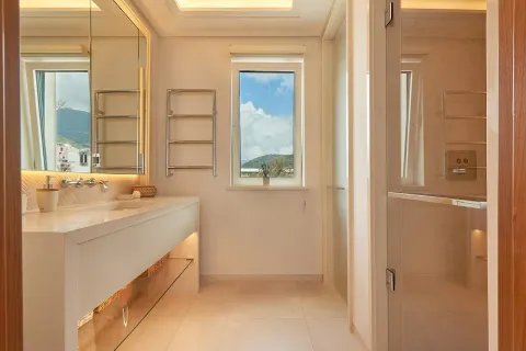Moderne kupatilo sa velikim umivaonikom, ogledalom i tuš kabinom. - image 10
