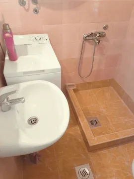 Kupatilo sa umivaonikom, tuš kabinom i veš mašinom. - image 10