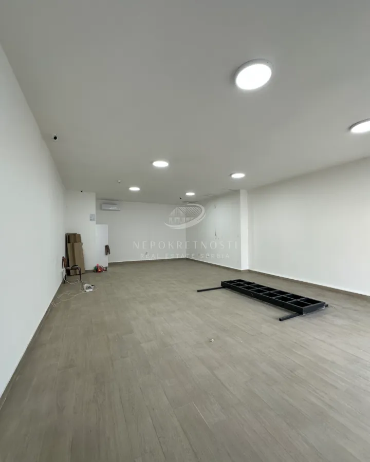 Izdavanje, poslovni prostor, 65m², Zemun Centar, Zemun Sve Podlokacije