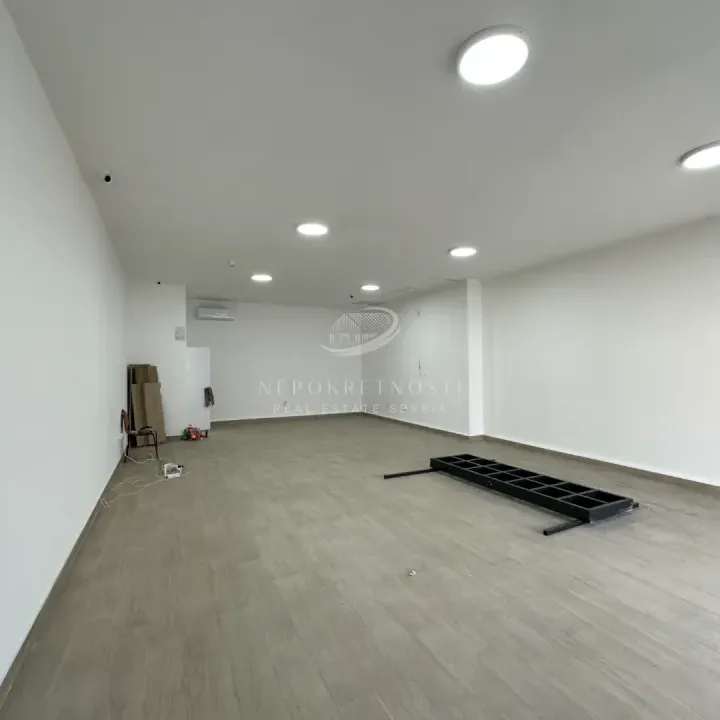 Izdavanje, poslovni prostor, 65m², Zemun Centar, Zemun Sve Podlokacije