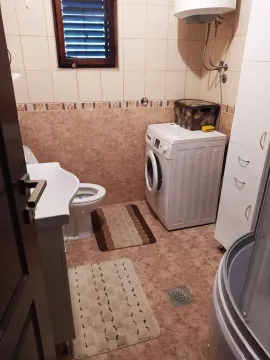 Kupatilo sa veš mašinom, bojlerom i sanitarijama. - image 10