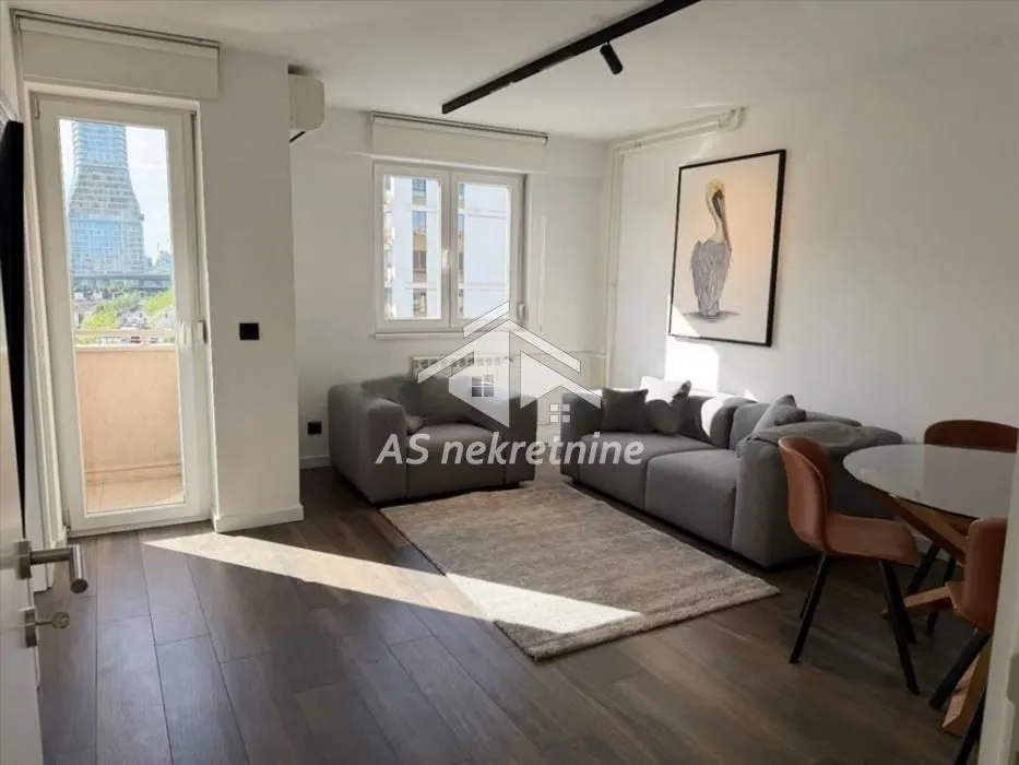 Izdavanje, četvorosoban stan, 80m², Savski Venac, Beograd