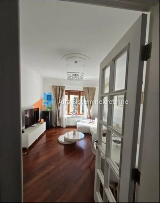 Izdavanje, trosoban stan, 86m², Kalenić Pijaca, Vračar Sve Podlokacije