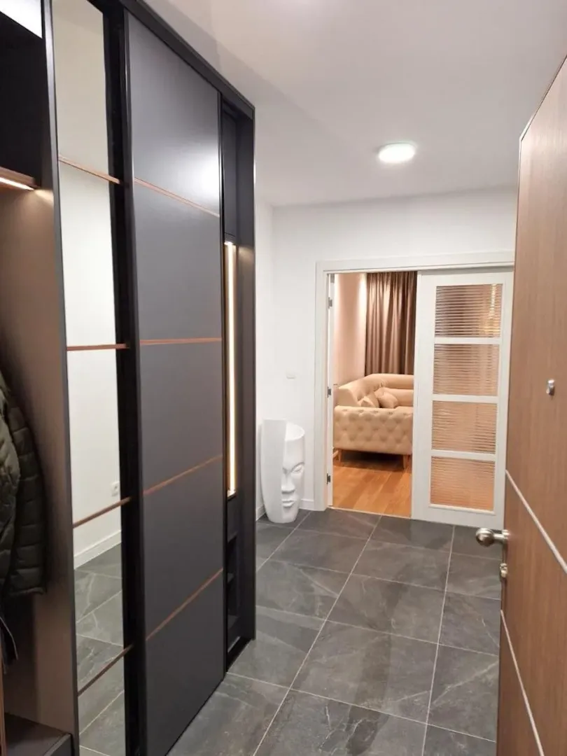 Izdavanje, trosoban stan, 94m², Central Point, Podgorica