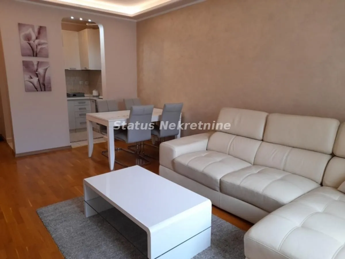 Izdavanje, trosoban stan, 60m², Centar, Novi Sad
