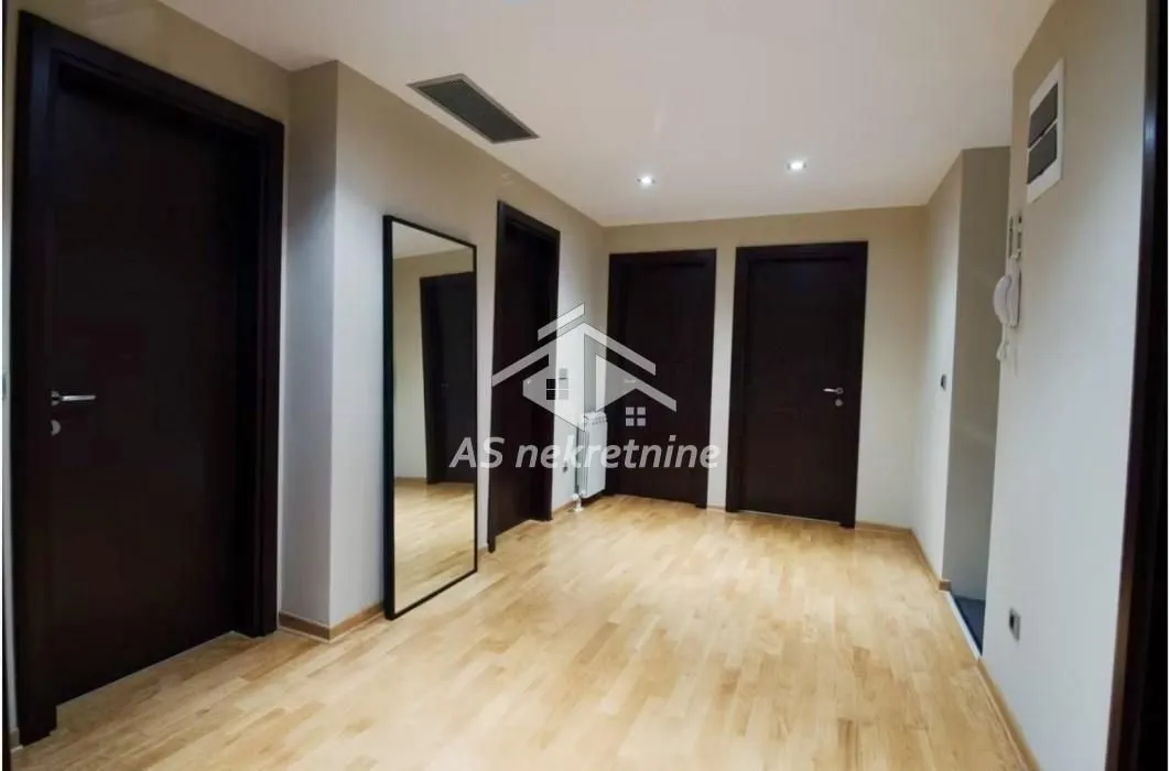 Izdavanje, stan, 160m², Crveni Krst, Beograd