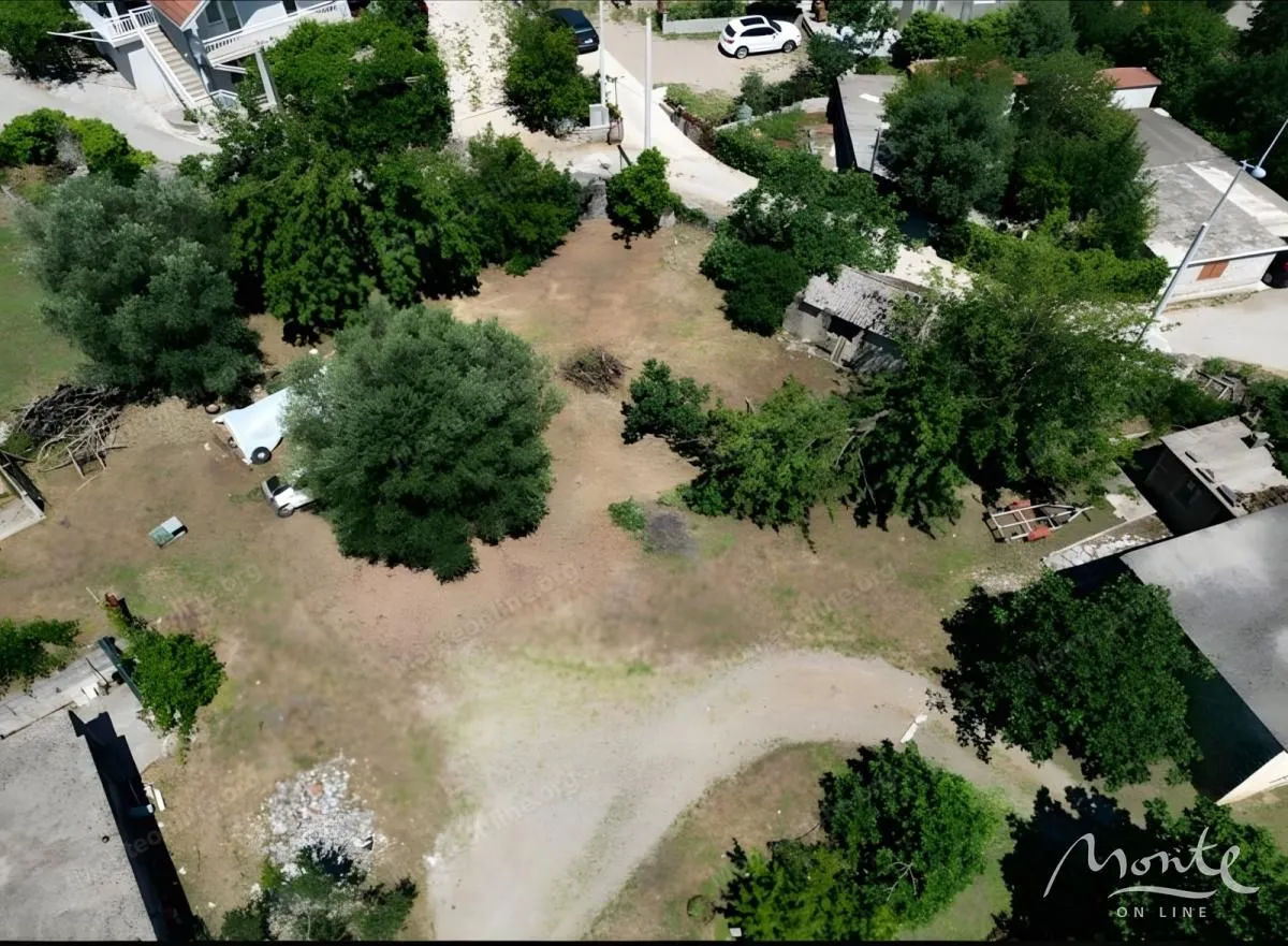 Pogled iz vazduha na plac sa zelenilom i drvećem.