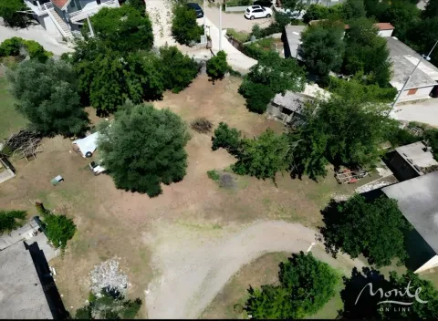 Pogled iz vazduha na plac sa zelenilom i drvećem. - image 3