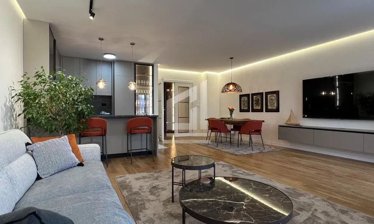 Izdavanje, dvosoban stan, 108m², Central Point, Podgorica