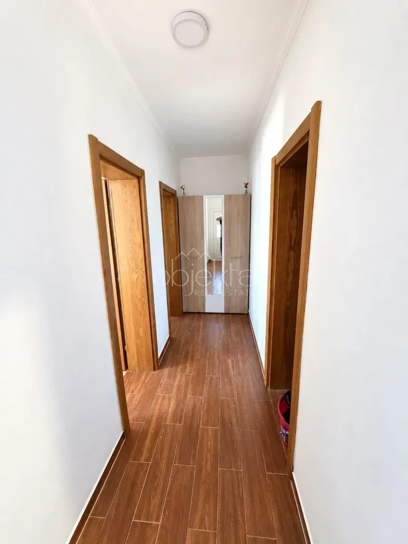 Izdavanje, dvosoban stan, 105m², Tivat, Crna Gora