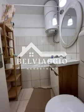 Manje kupatilo sa umivaonikom, ogledalom, bojlerom i drvenom policom. - image 8