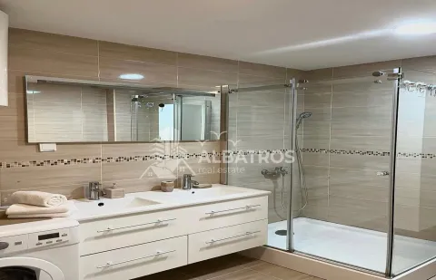 Moderne kupatilo sa duplim umivaonikom i tuš kabinom. - image 7