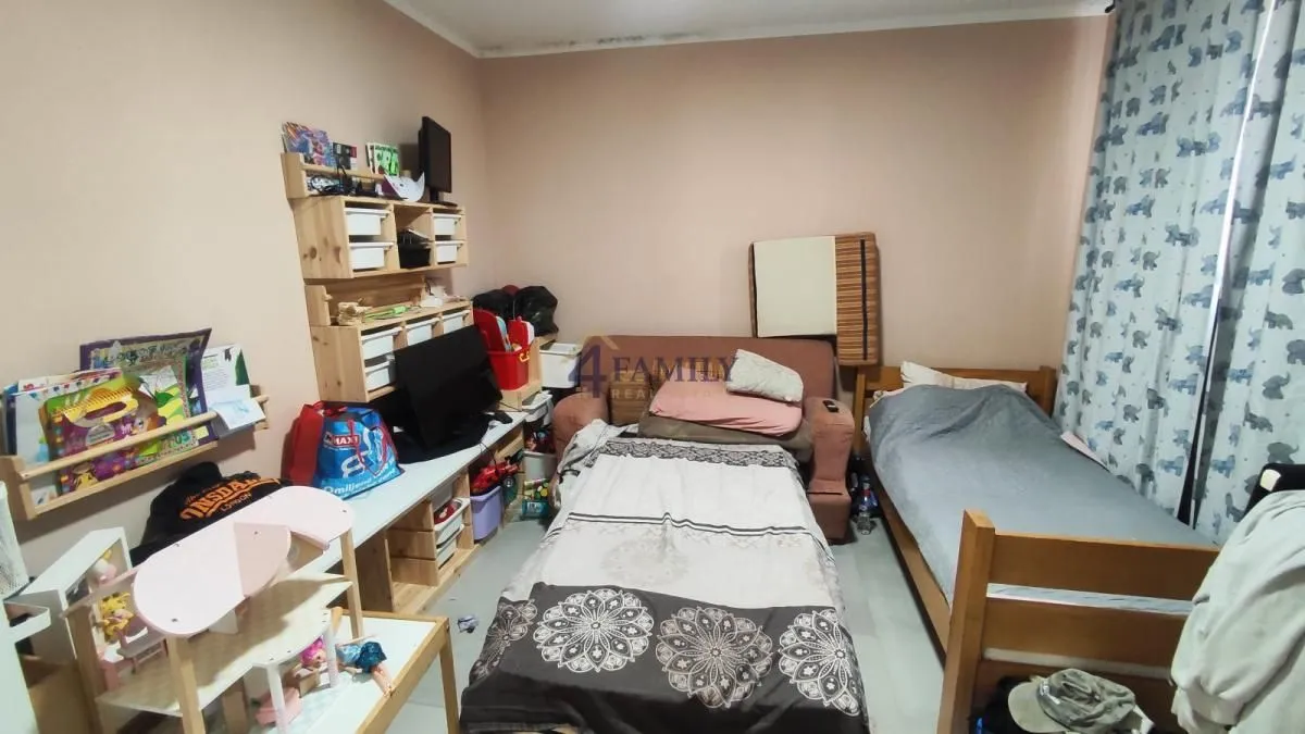 Dečja soba sa krevetima i nameštajem.
