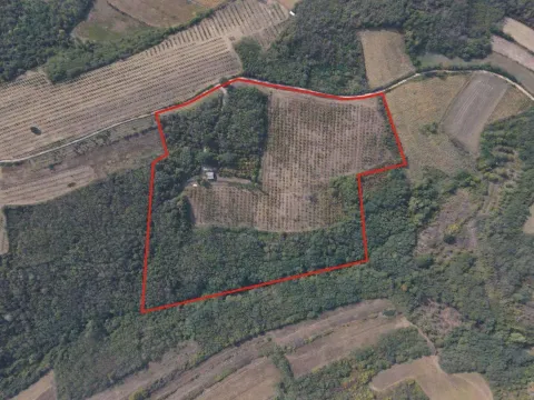 Pogled iz vazduha na parcelu sa označenim granicama. - image 2