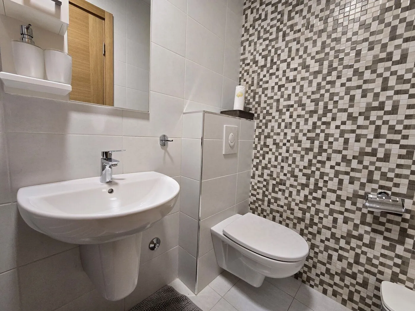 Modern bathroom equipped with a washbasin and toilet.