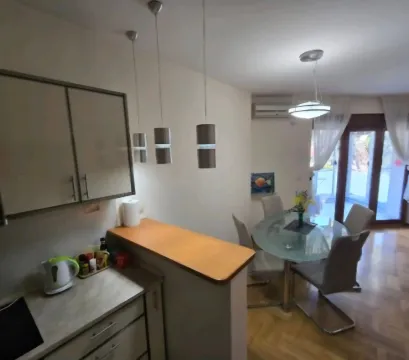 Small kitchen with a breakfast bar connected to the dining area. - image 4