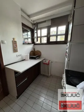 Manja kuhinja sa radnim elementima i prozorom. - image 8