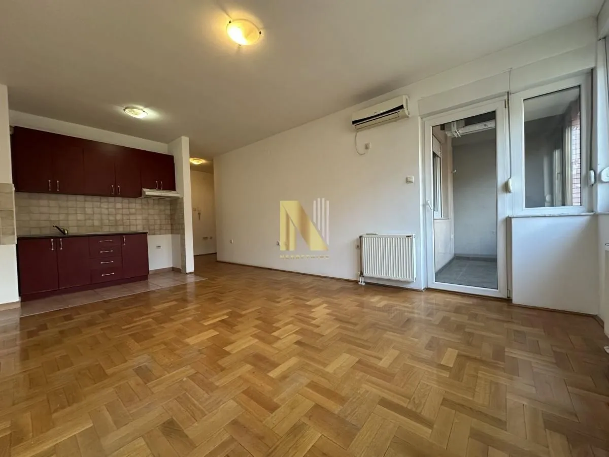 Izdavanje, dvosoban stan, 45m², Bulevar Oslobodjenja, Novi Sad Sve Podlokacije