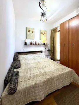 Namještena spavaća soba sa bračnim krevetom i drvenim ormarom. - image 8