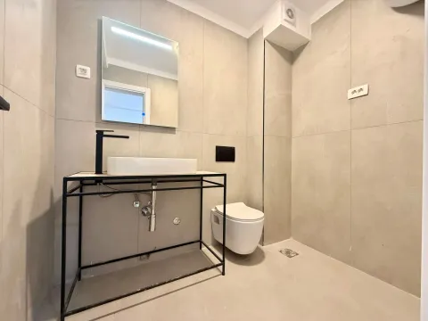 Moderno opremljeno kupatilo sa umivaonikom i ugradnom šoljom. - image 9