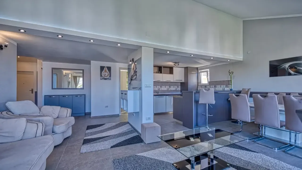 Izdavanje, stan, 120m², Tivat, Crna Gora