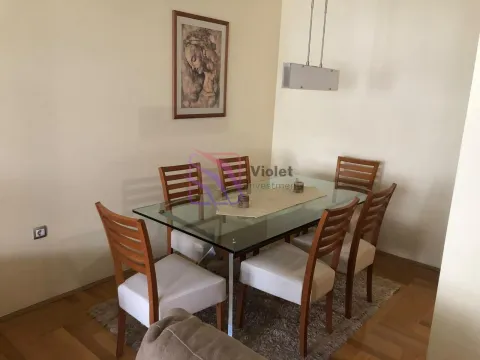 Trpezarija sa staklenim stolom i drvenim stolicama. - image 7