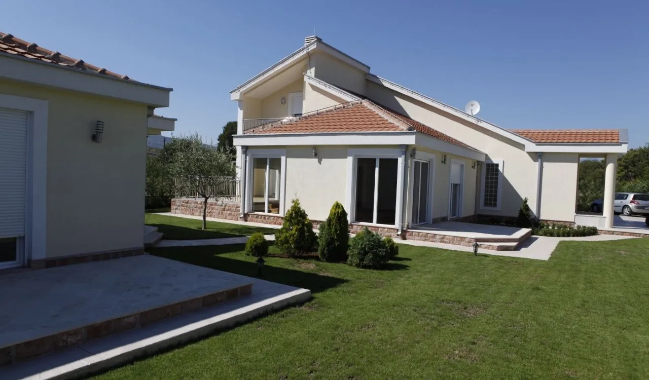 Rent, house, 250m², Donji Kokoti, Podgorica