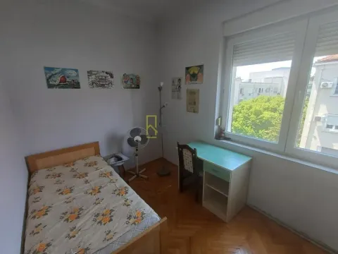 Namještena spavaća soba sa krevetom, radnim stolom i prozorom. - image 5