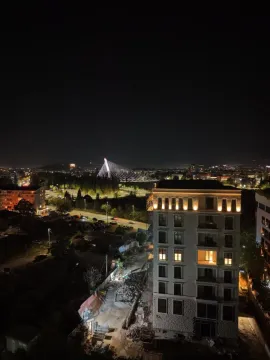 Noćni pogled sa terase na grad i osvijetljeni most. - image 5