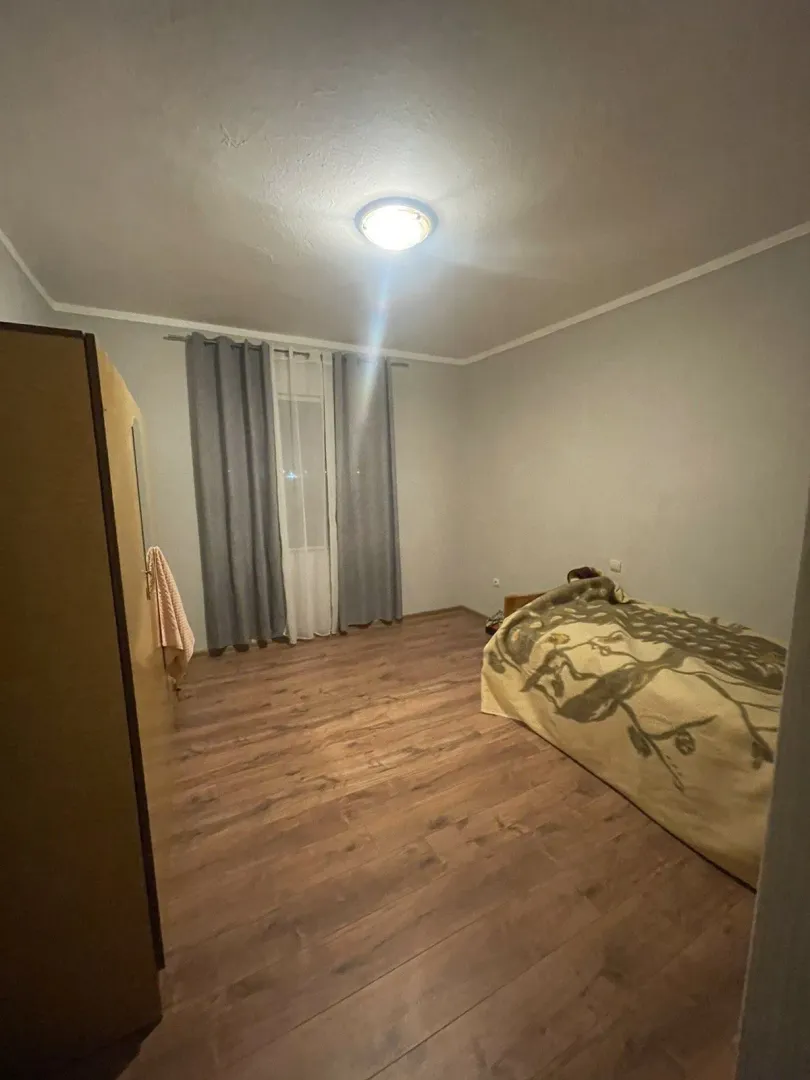 Jednostavna spavaća soba sa jednim krevetom.