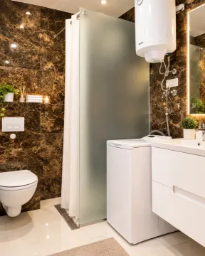 Moderno opremljeno kupatilo sa tuš kabinom, umivaonikom i wc šoljom. - image 4