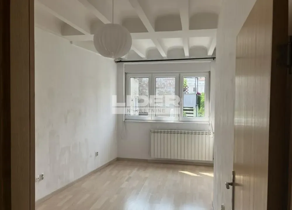 Izdavanje, trosoban stan, 58m², Stari Grad, Beograd