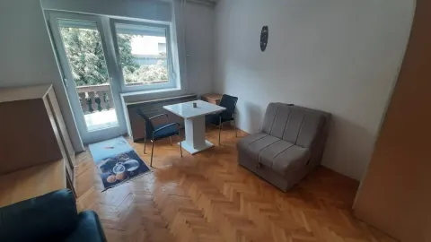 Dnevna soba sa garniturom za sedenje, trpezarijskim stolom i izlazom na terasu. - image 2