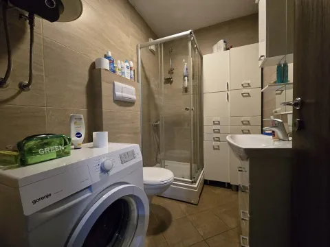 Opremljeno kupatilo sa tuš kabinom, umivaonikom, ormarićem i mašinom za veš. - image 7