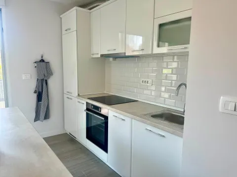 Moderna bijela kuhinja sa ugrađenim aparatima i bijelim zidnim pločicama. - image 4