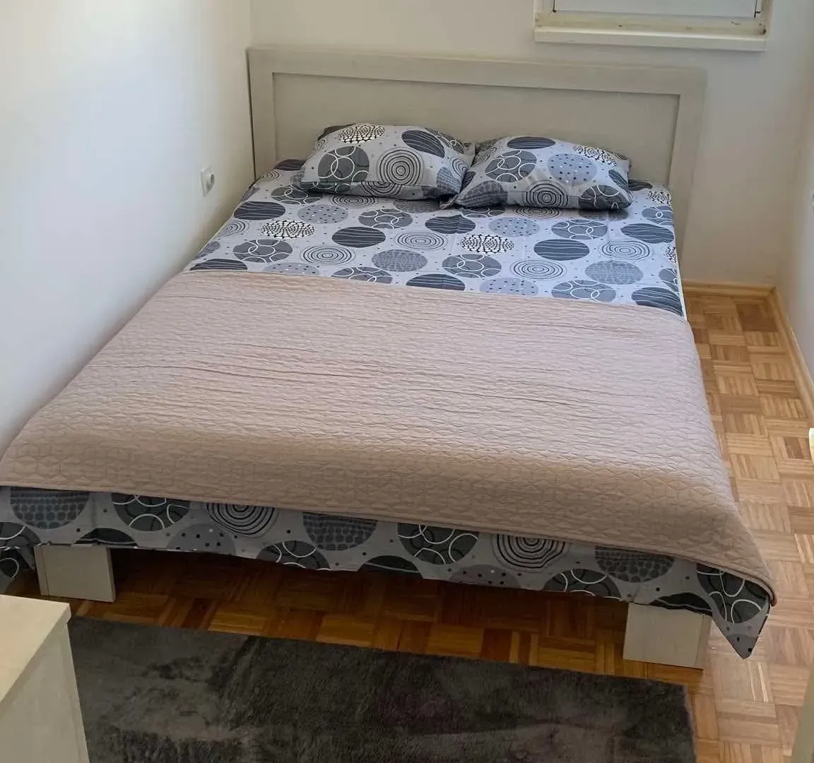 Izdavanje, dvosoban stan, 75m², Centar, Bar