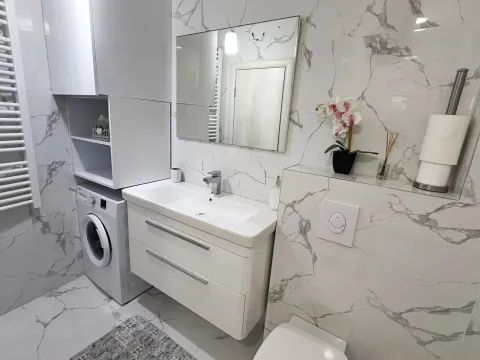 Moderne kupatilo sa umivaonikom, ogledalom i veš mašinom. - image 8