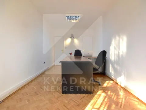 Rent, office space, 19m², Blok 5, Podgorica - image 1