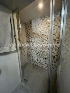 Pogled na tuš kabinu u kupatilu. - image 9