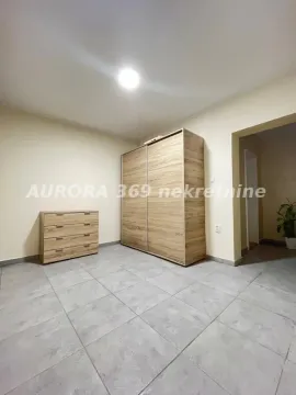 Manja spavaća soba sa velikim drvenim plakarom i komodom. - image 16