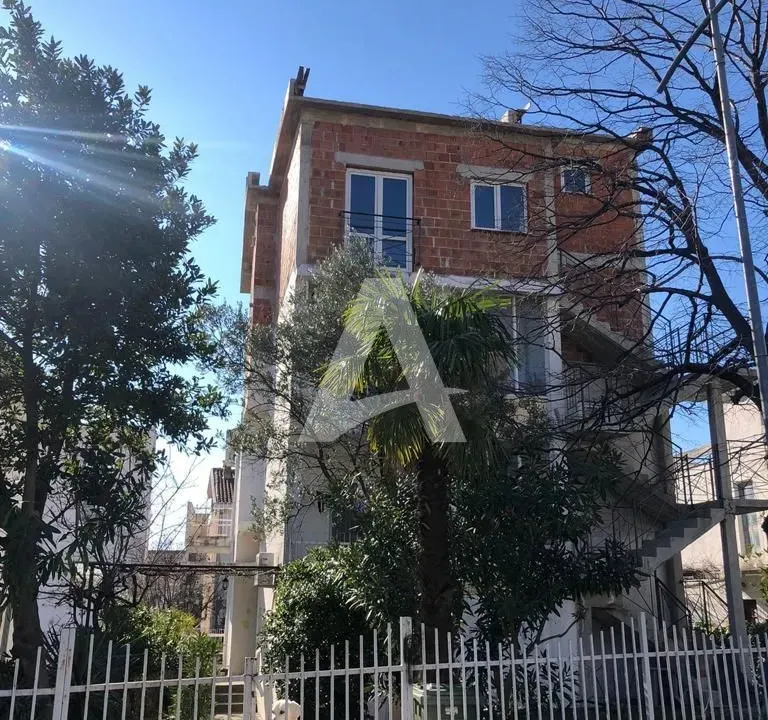 Prodaja, kuća, 365m², Šušanj, Bar