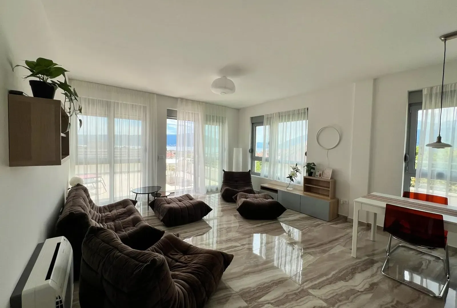 Izdavanje, trosoban stan, 86m², Centar, Tivat