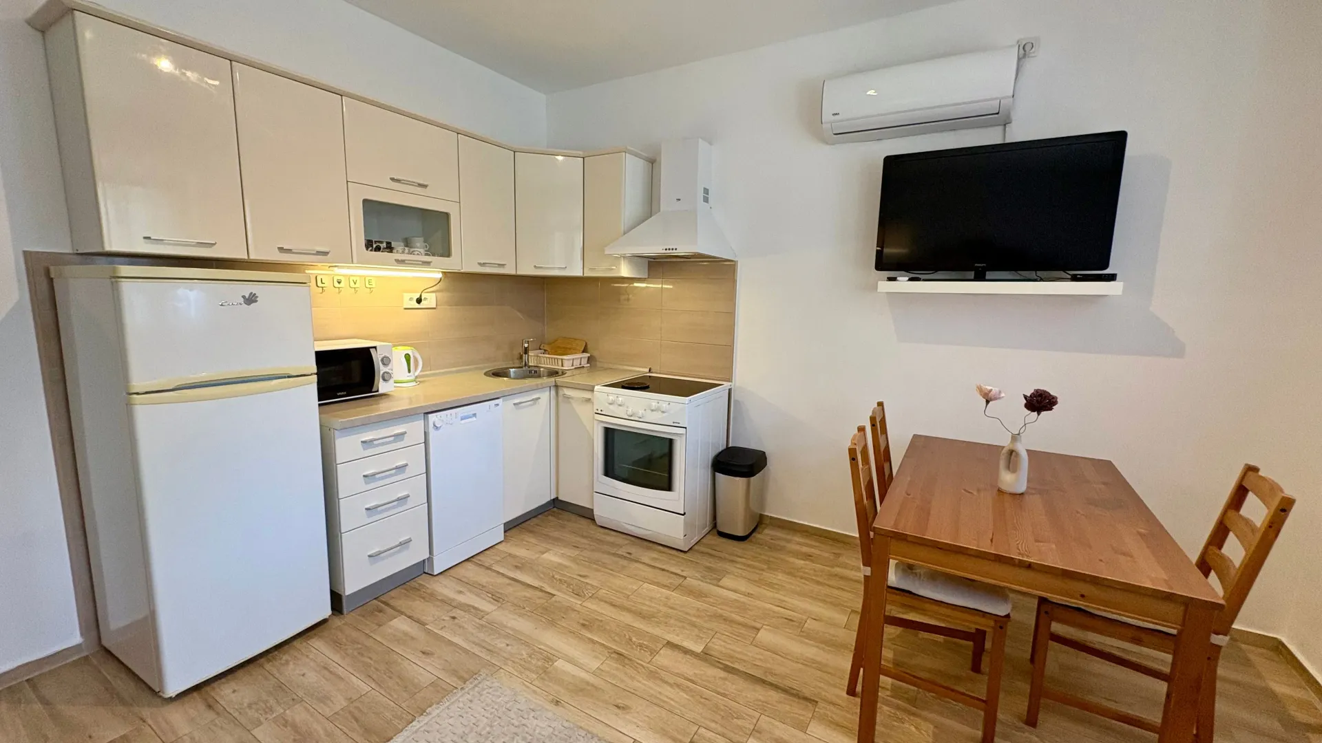 Izdavanje, jednosoban stan, 50m², Kalimanj, Tivat