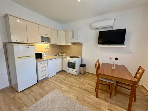 Rent, one bedroom apartment, 50m², Kalimanj, Tivat - image 5