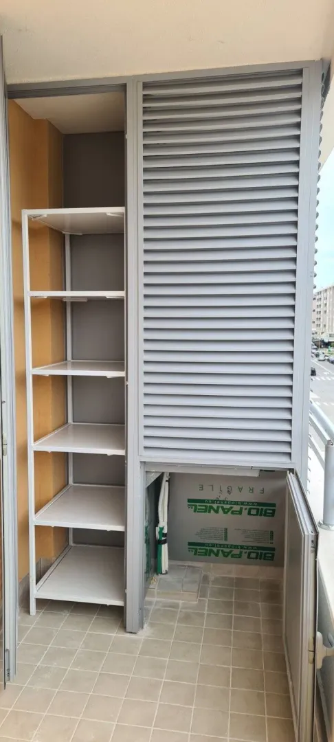 Praktični ormar za odlaganje sa policama na balkonu.