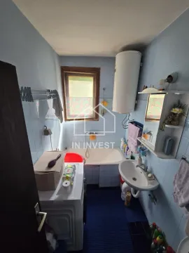 Manje kupatilo sa kadom, umivaonikom, bojlerom i veš mašinom. - image 4
