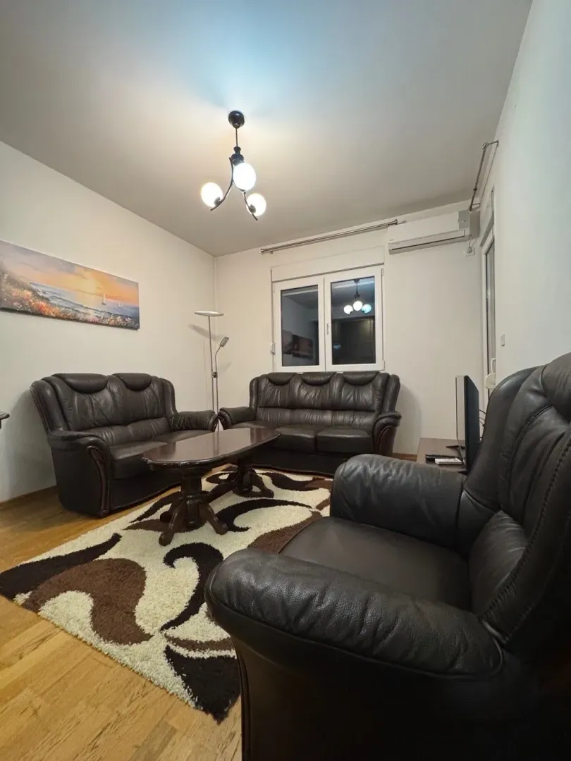 Living room with a seating set and a wooden coffee table.