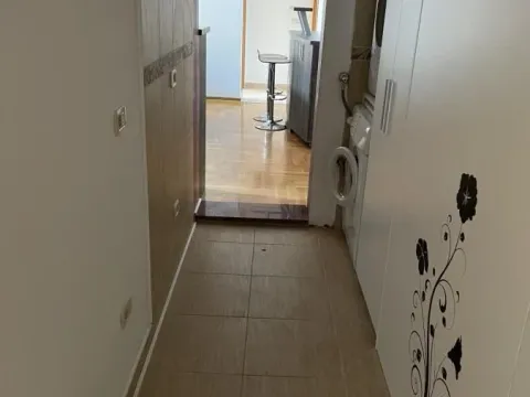 Izdavanje, četvorosoban stan, 191m², Mrčevac, Tivat - image 13